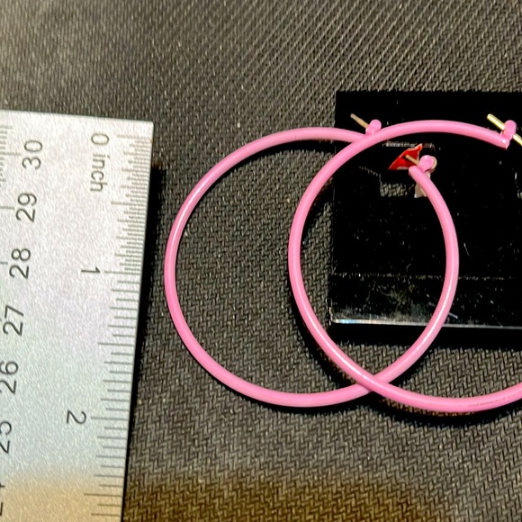 Vintage pair of pink earrings. Round hoops 1 inch long. - Picture 2 of 4